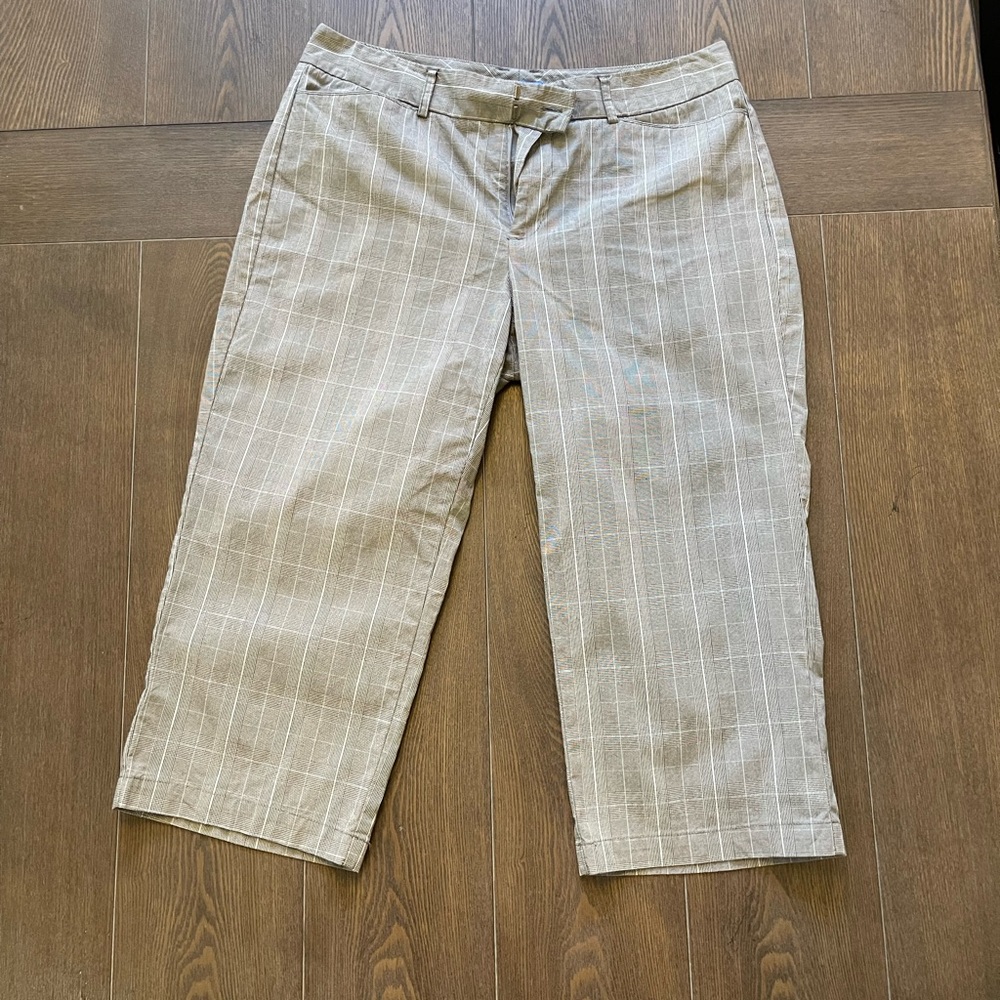 Dockers Women’s Capri Plaid Pants.  Size 12P